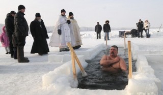 Православные отмечают крещение господне